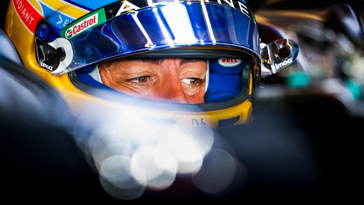 Fernando Alonso, con su Alpine, durante los test en Abu Dabi.