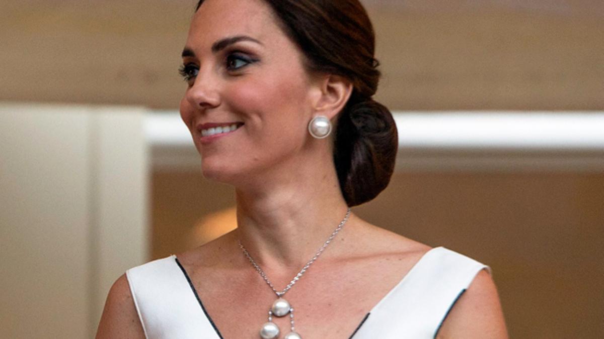 Kate Middleton con vestido blanco en su segundo día en Polonia