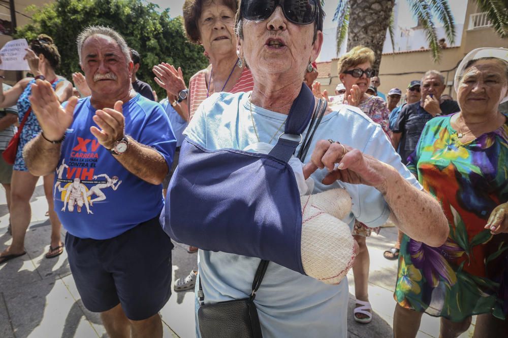 Protesta vecinos de La Mata para exigir mejoras.