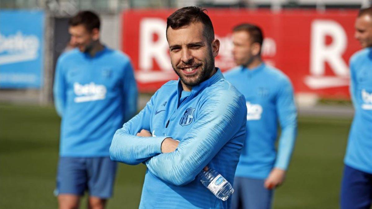 Jordi Alba, sonriente en un entrenamiento con el Barça