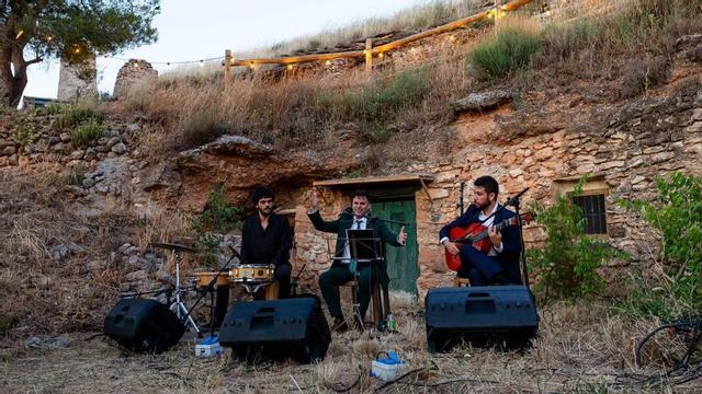 Música, talleres, artes escénicas  y charlas llenaron de vida el 3 y 4 de julio estas cuevas, viviendas y bodegas  reivindicando su papel como  motor rural de estas dos localidades. Las I Jornadas Trogloditas Contemporáneas tuvieron una gran acogida por parte de los vecinos y visitantes de Moyuela y Azuara. 
    | SERVICIO ESPECIAL
