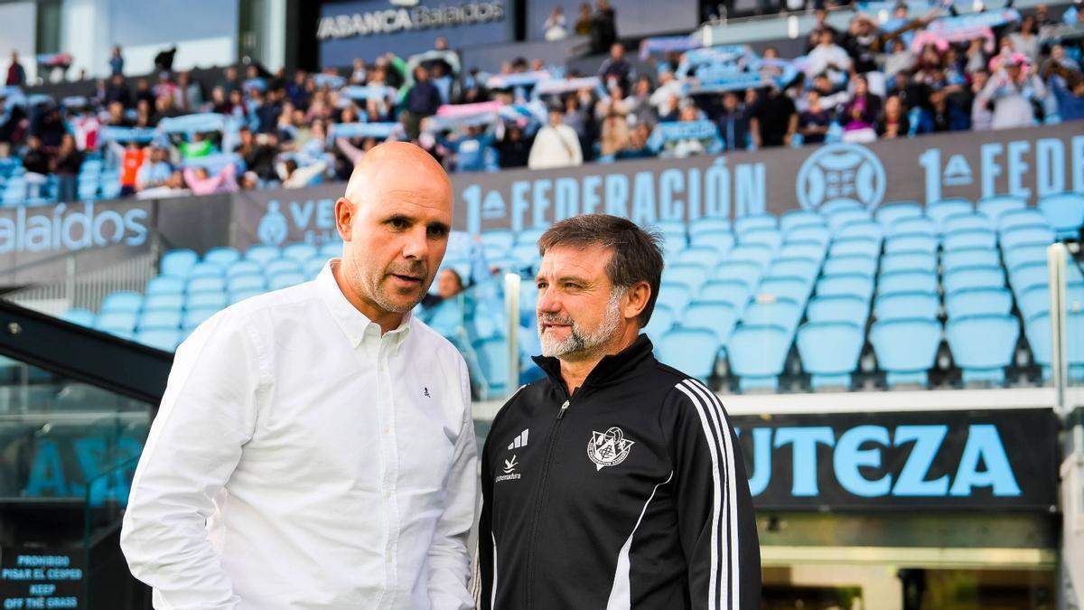 Julio Cobos habla con Fredi Álvarez, entrenador del Celta Fortuna.