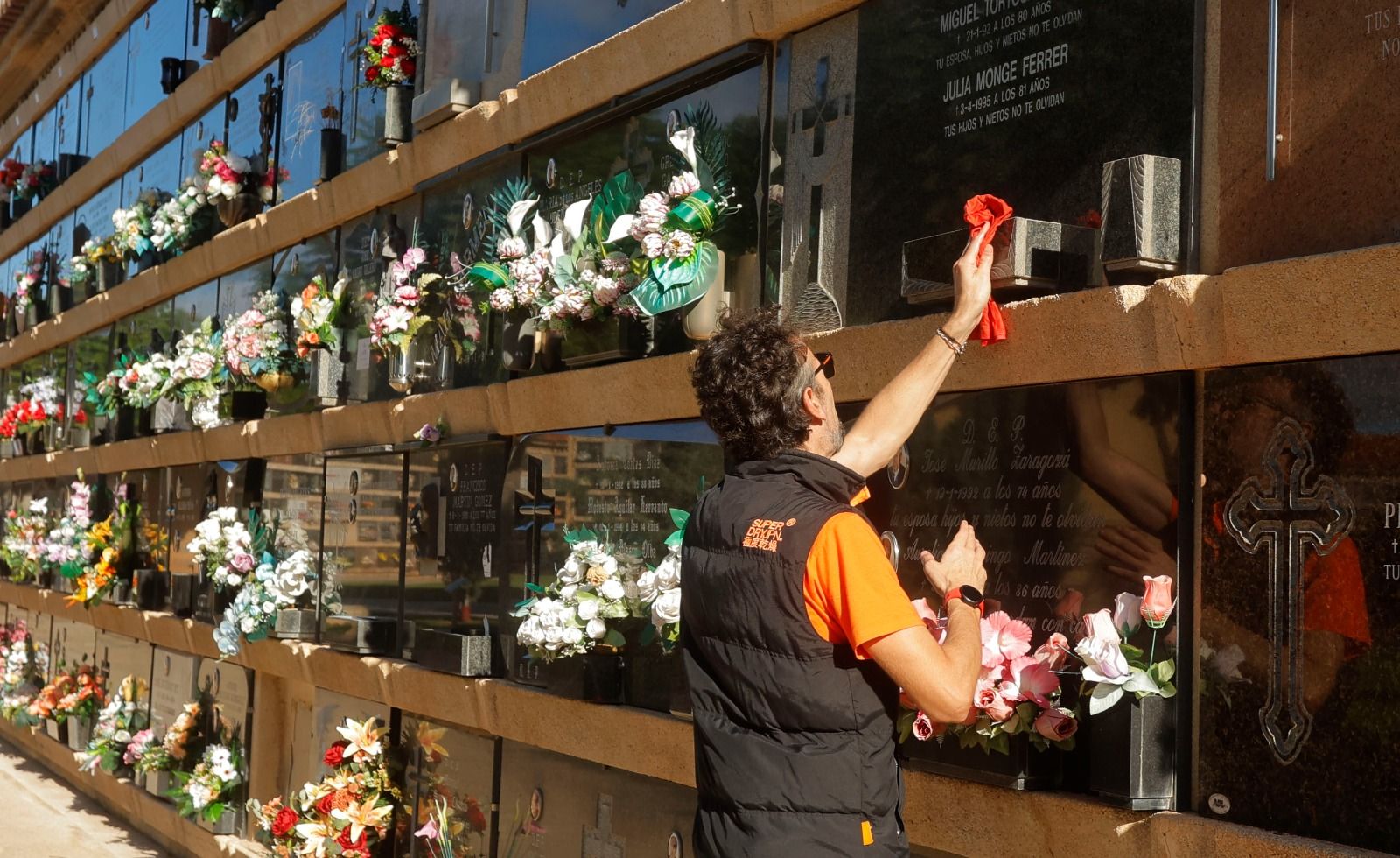 Los valencianos adelantan su visita al cementerio para evitar aglomeraciones