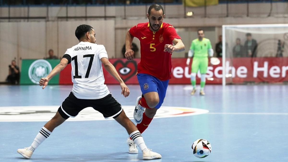Boyis controla el balón.