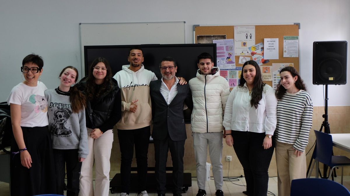 El director general de Empleo, Pedro Galán, junto a un grupo de alumnos.