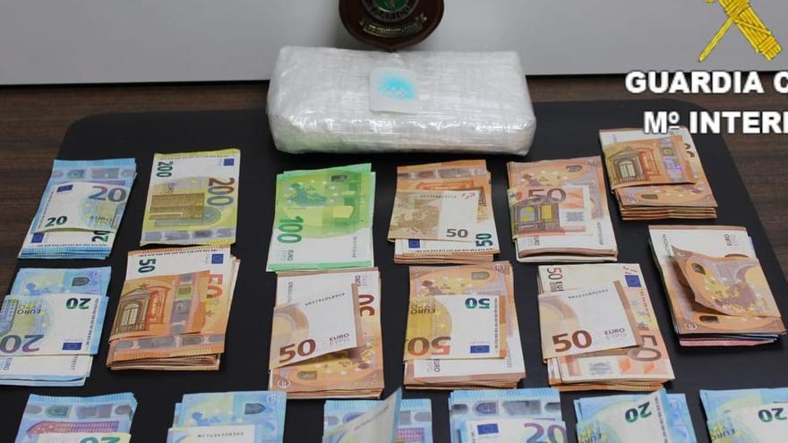 Esparce casi un kilo de cocaína tras caerse con su moto