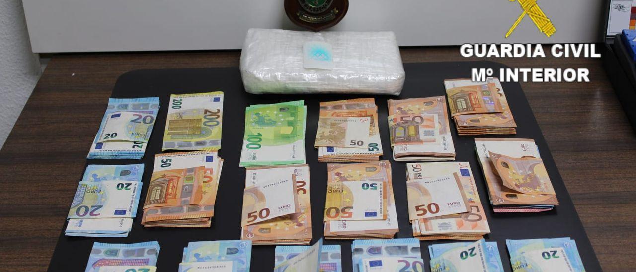 Dinero y cocaína incautada al detenido tras sufrir el accidente en motocicleta.
