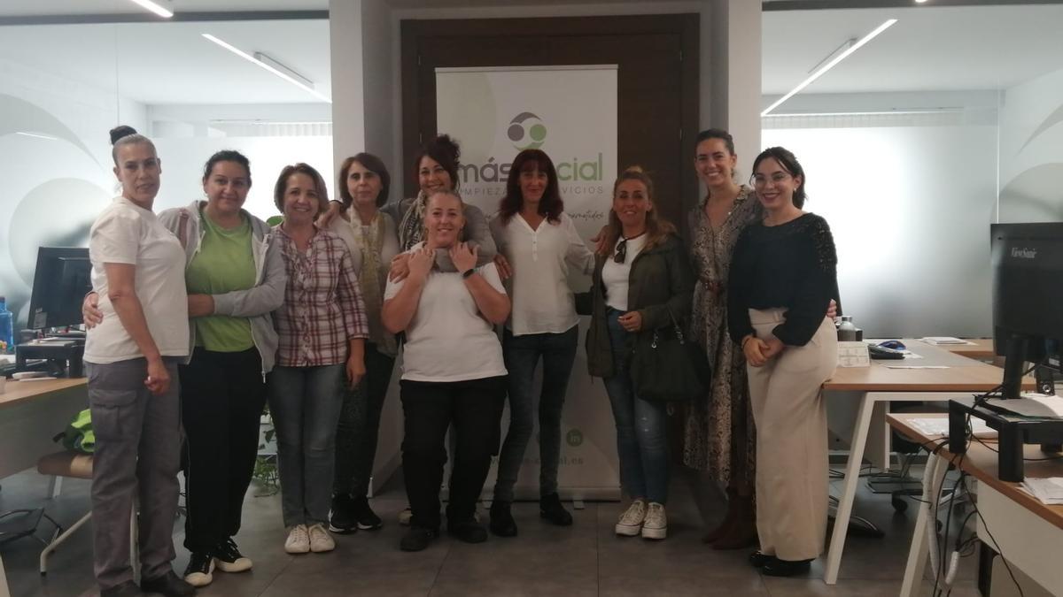 Parte del equipo de mujeres de la empresa de limpieza Más Social en Málaga.