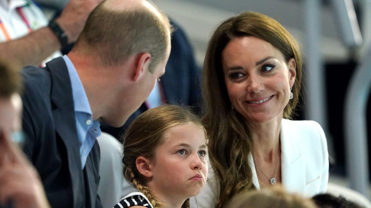 La princesa Charlotte en un acto deportivo junto a sus padres, los duques de Cambridge.