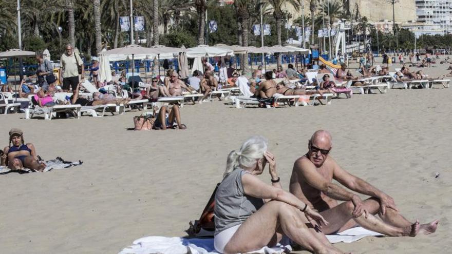 Playa del Postiguet de Alicante el pasado mes de noviembre, ofreciendo una estampa más típica del verano.