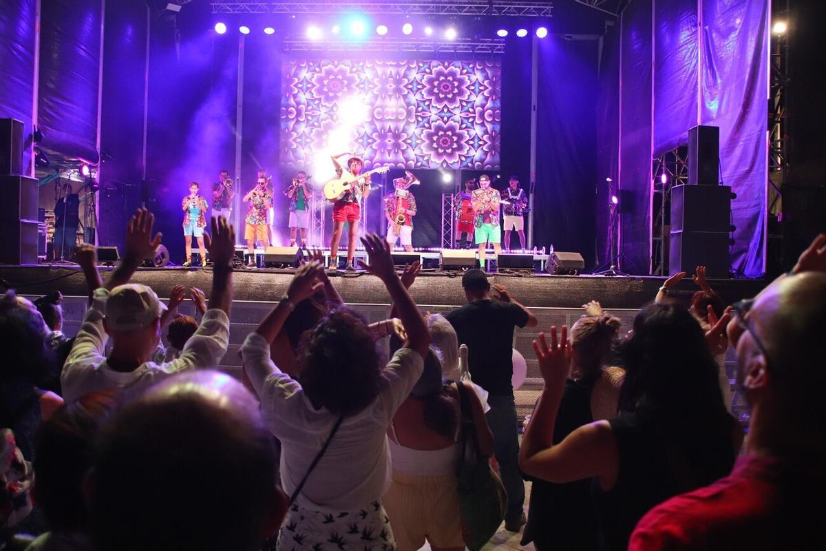 Concierto de Arístides Moreno en las fiestas del Carmen en Playa Blanca, en Lanzarote