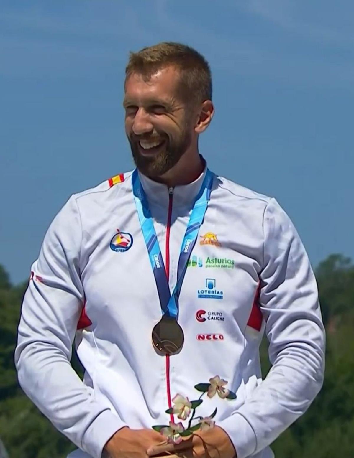 Carlos Arévalo, con la medalla de oro en el Mundial.   | // EFE