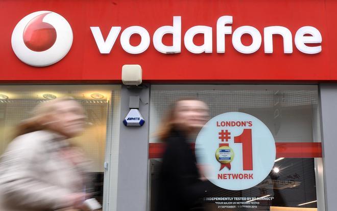 El magnate francés Xavier Niel compra a Emiratos el 16% de Vodafone por 5.200 millones y se coloca como mayor accionista