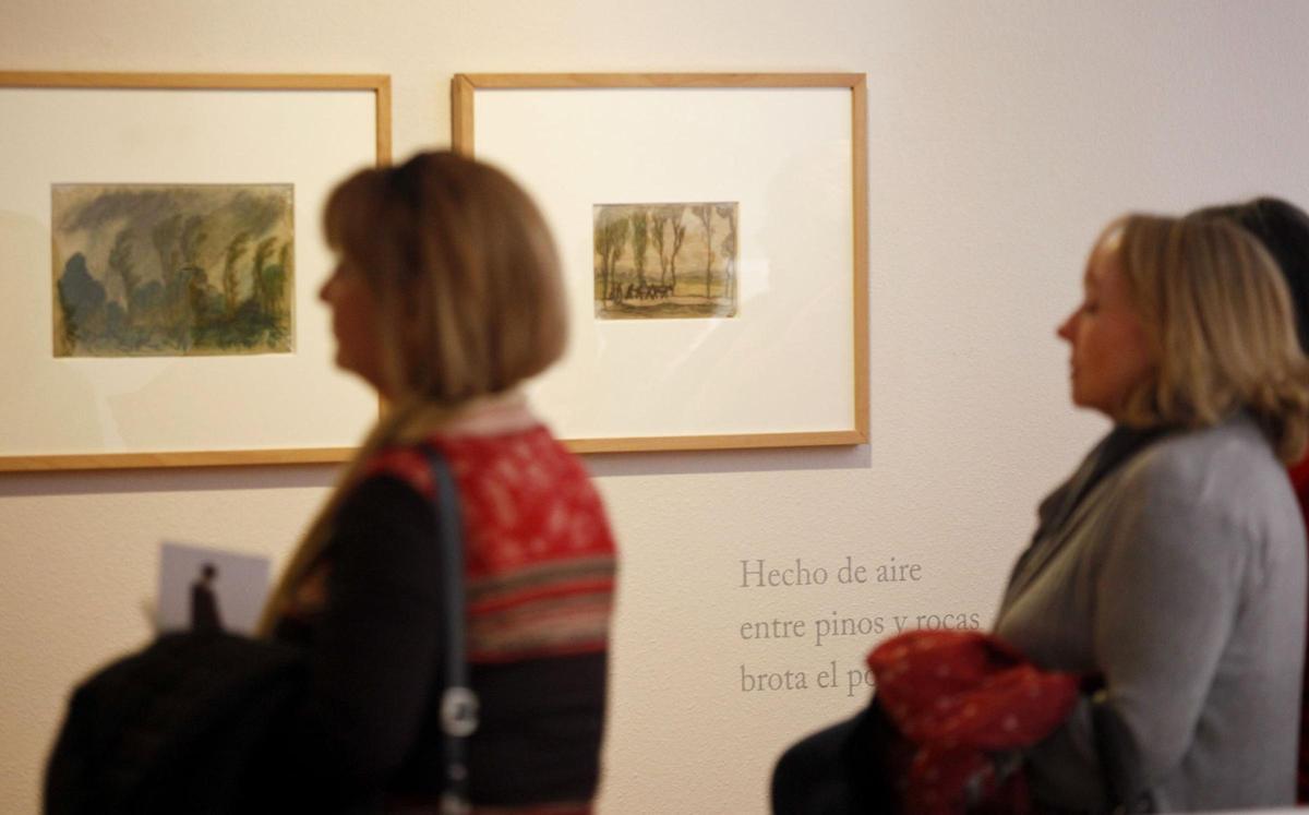 Público en una exposición de obras de Nicanor Piñole, en Gijón.