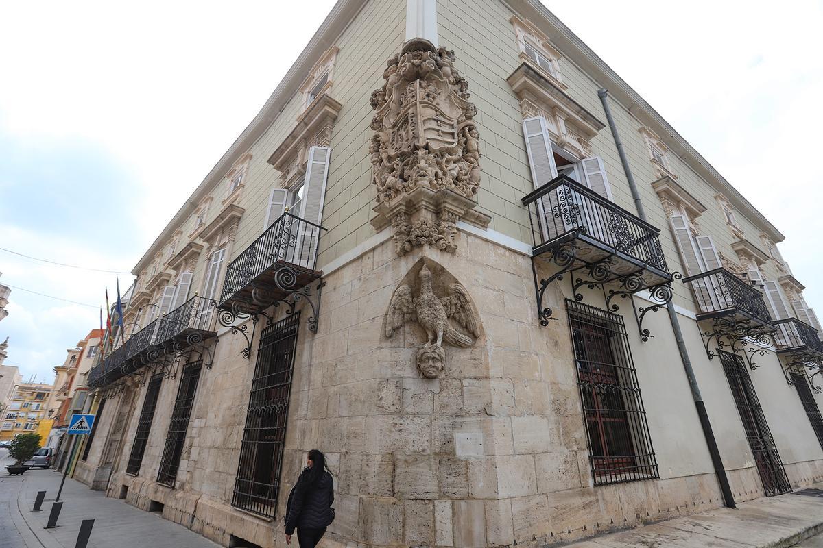 Palacio del Marqués de Arneva, con la conocida popularmente &quot;Esquina del Pavo&quot; en primer término, y sede noble del Ayuntamiento oriolano