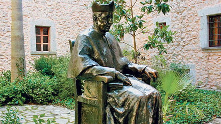 Escultura del sacerdote Roselló i Ferrà en LLuc.