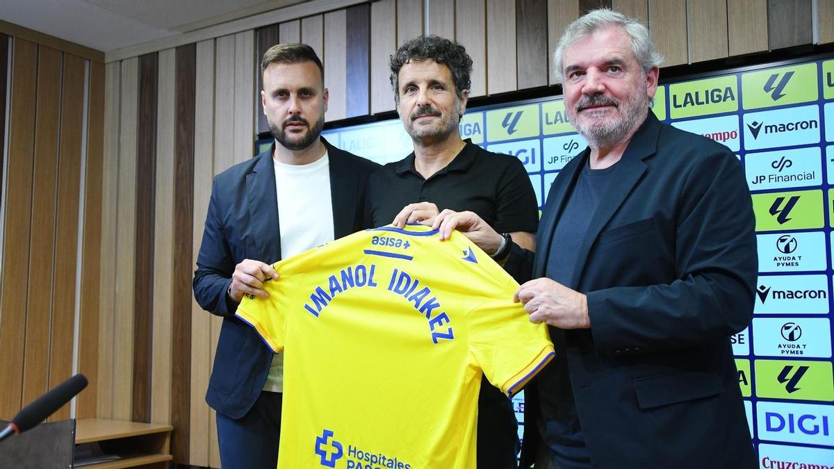 Idiakez, en el centro de la imagen, durante su presentación con el Cádiz, en el pasado mes de abril.