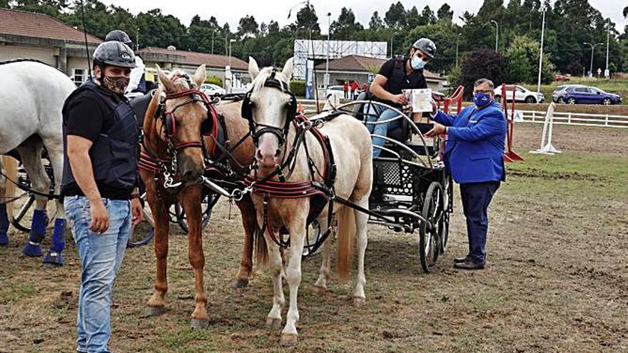 Manuel Magadaleno, con uno de sus premios.