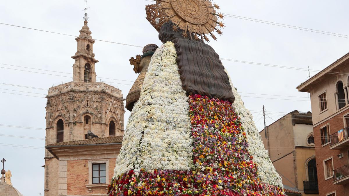 Ofrenda 2021: Imagen de la Mare de Déu tras el desfile floral de las Fallas de septiembre.