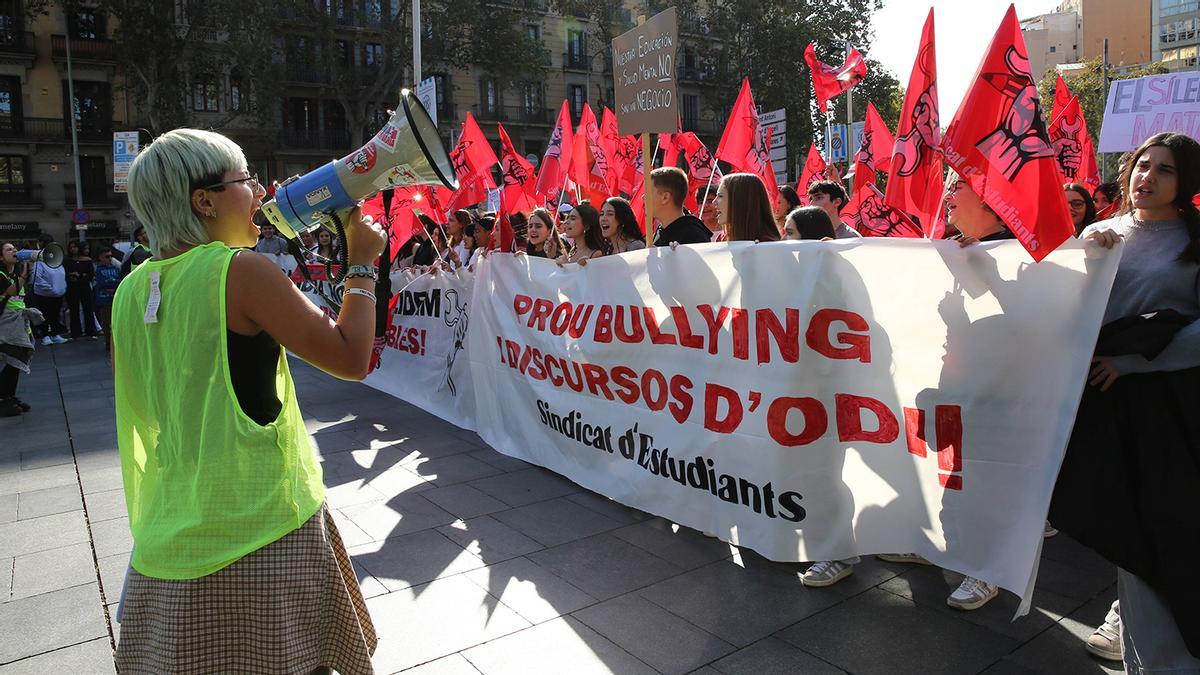 Manifestación inédita de estudiantes contra el 'bullying' en Barcelona: "Toda la clase sabe quién se ríe de quién"