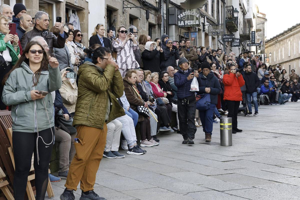 El lavatorio de los pies centra el Jueves Santo y da paso al día con más procesiones de la Semana Santa compostelana El lavatorio de los pies centra el Jueves Santo y da paso al día con más procesiones de la Semana Santa compostelana