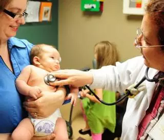 Los pediatras denuncian que hay 51 plazas vacantes en la Atención Primaria gallega