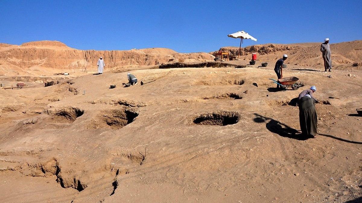 Imagen de archivo de trabajos de excavación en Luxor.