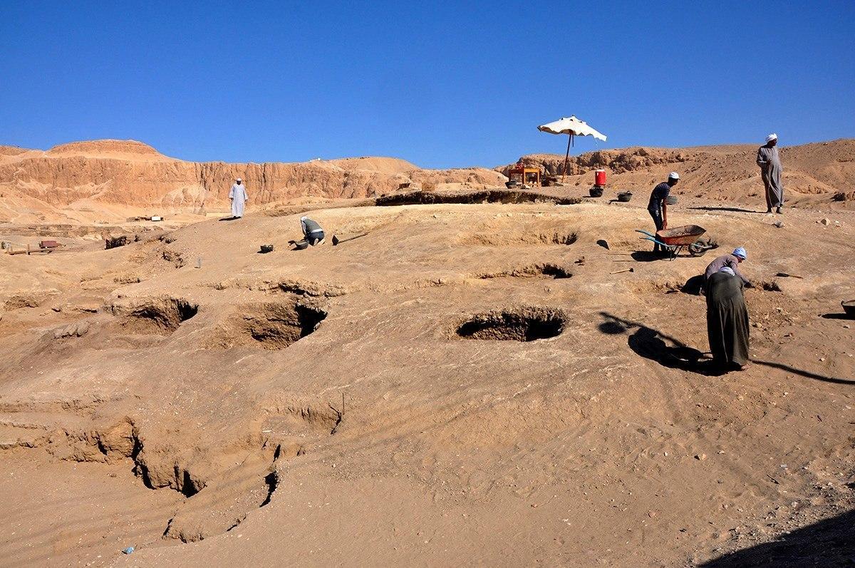 Imagen de archivo de trabajos de excavación en Luxor.