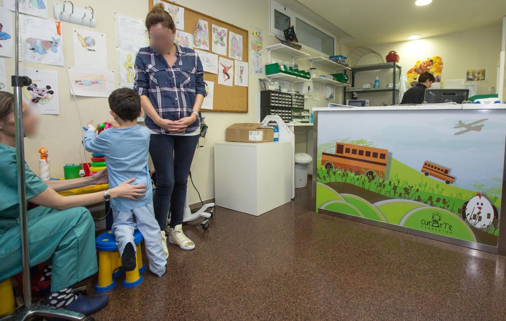 El área de quirófanos infantiles ha sido decorada con colores brillantes y dibujos para reducir el estrés