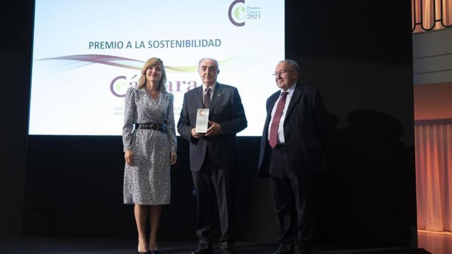 Pilar Alegría, Manuel Rodríguez Chesa y José Luis Bonet, en la entrega del permio el pasado jueves.