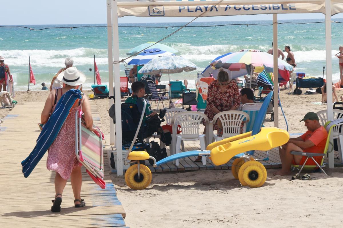 Una silla anfibia (azul y amarilla) en la playa accesible de Muchavista, este lunes.