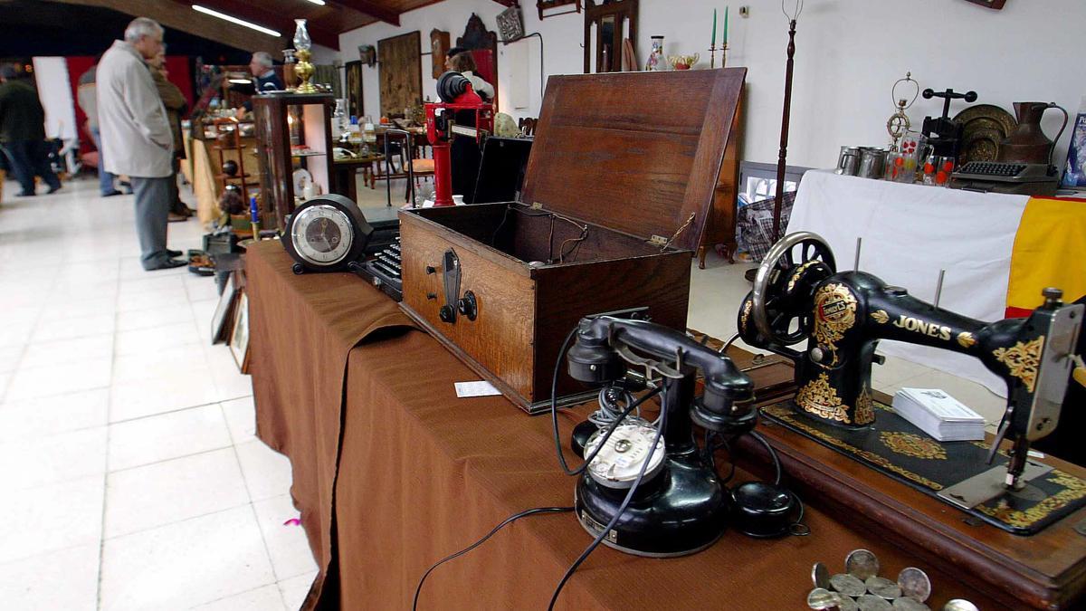 Teléfonos antiguos en un mercadillo en Galicia
