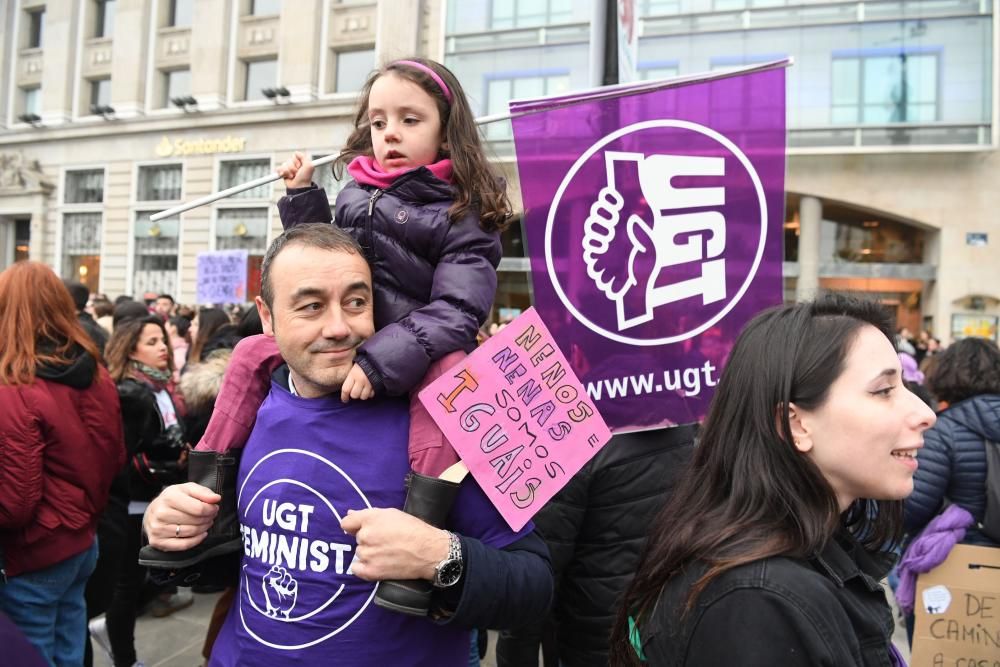 Multitudinaria participación en la marcha que ha recorrido las calles de la ciudad para denunciar las desigualdades y violencias que, en pleno siglo XXI, aún padecen las mujeres.