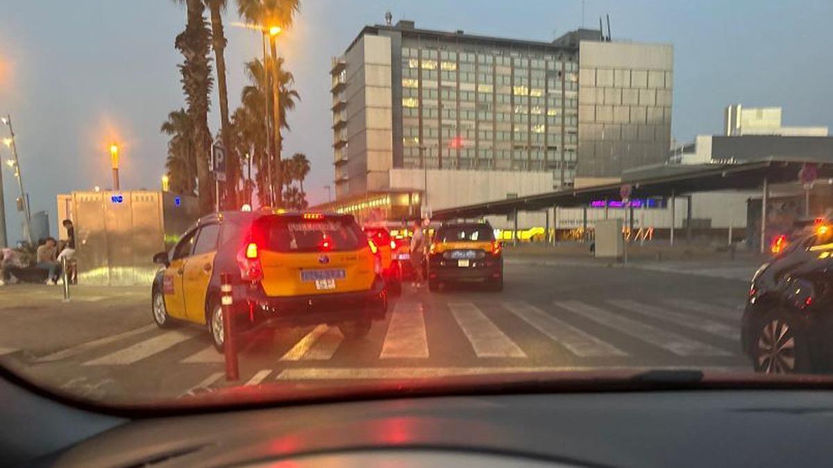 El paseo Martím de la Barceloneta en su cruce con Trelawny, en una imagen reciente de madrugada.