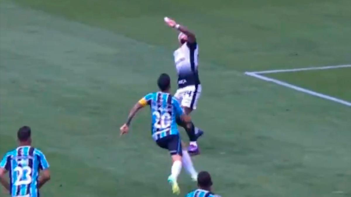 ¡Memphis no para de marcar goles en Brasil! Ojo a este golazo de chilena...