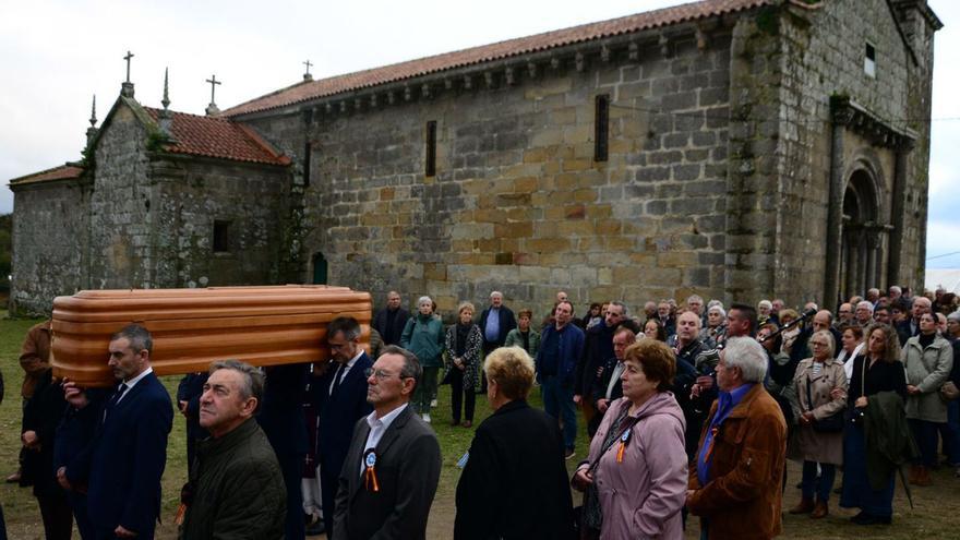 Moaña se vuelca para despedir a su cronista oficial con un emotivo funeral en San Martiño