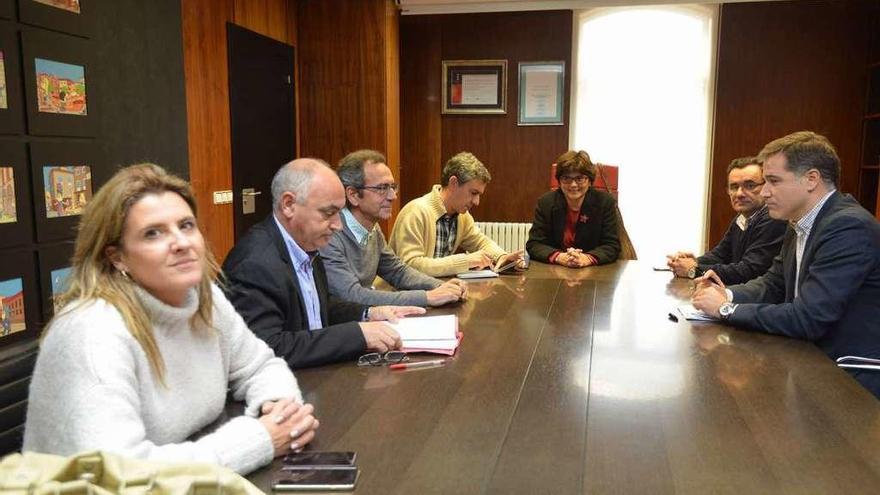 Los portavoces, sin el alcalde, antes de comenzar la reunión celebrada ayer. // Gustavo Santos