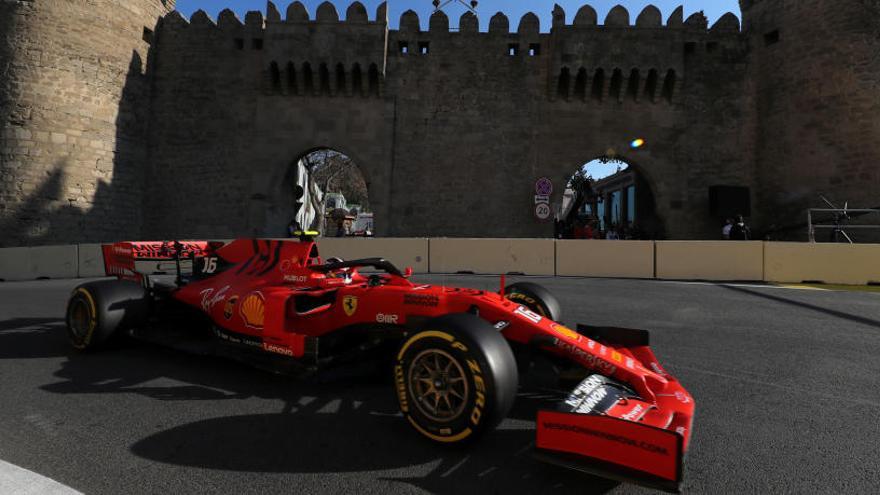 Los Ferrari de Leclerc y Vettel comandan los segundos libres