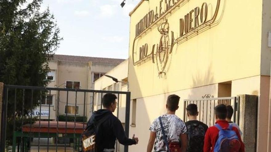 Alumnos del Río Duero, en la entrada al instituto en una imagen de archivo previa a la pandemia.