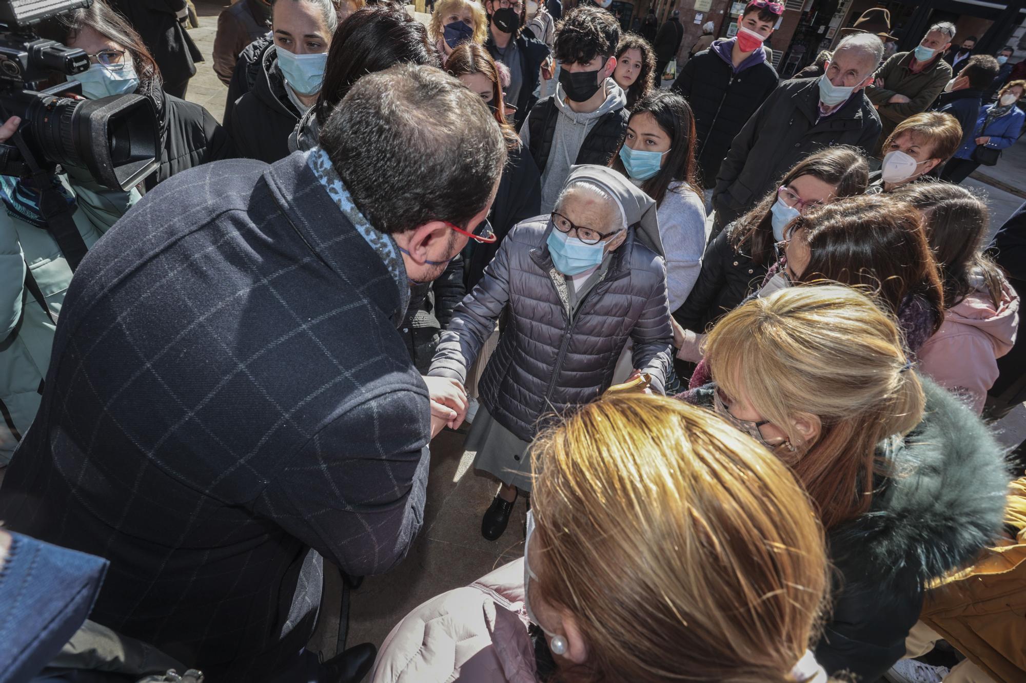 Homenaje en la plaza del Ayuntamiento a Érika Yunga, la menor de 14 años asesinada en Oviedo