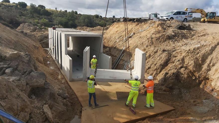 Instalación de los marcos prefabricados en el socavón de la carretera de Villardeciervos. | Cedida