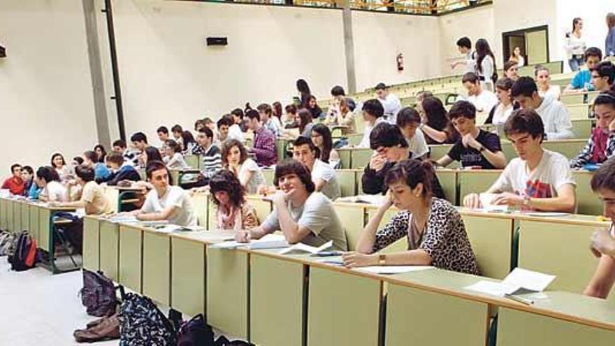 Los universitarios podrán ser expulsados de los exámenes si tienen el móvil encendido