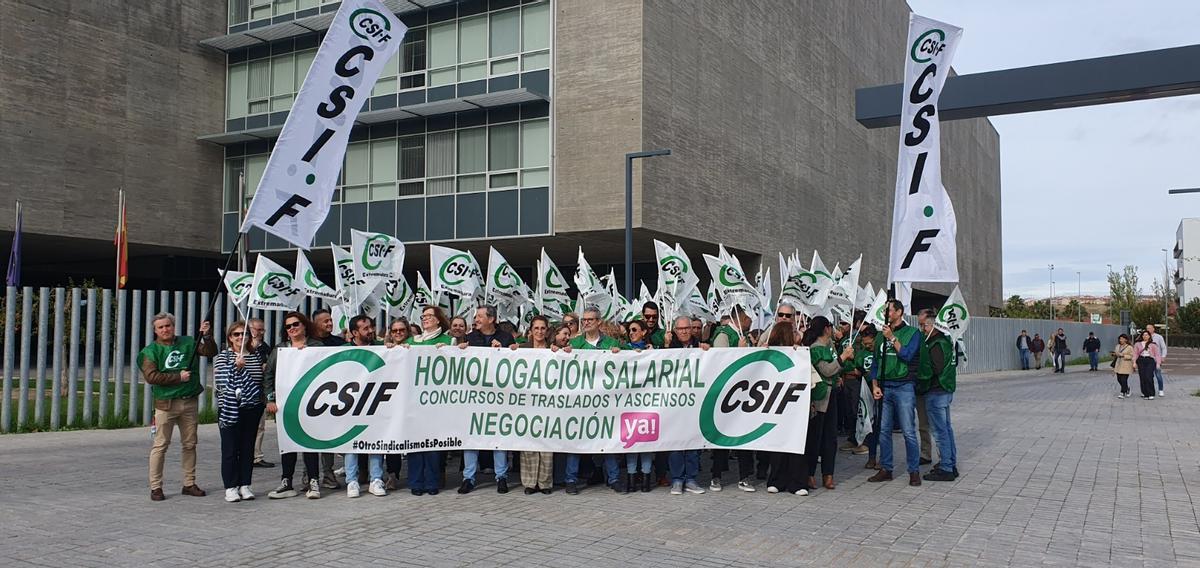 Una protesta anterior de CSIF por la equiparación salarial, celebrada en Mérida.