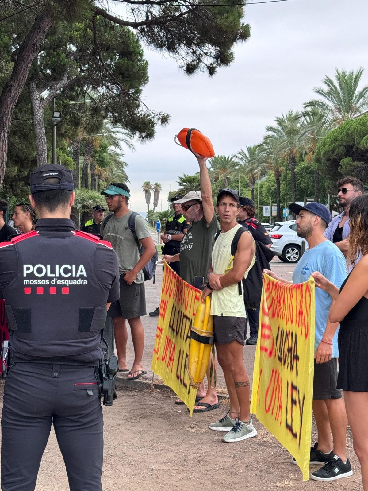 Protesta de socorristas ante la visita de la consellera