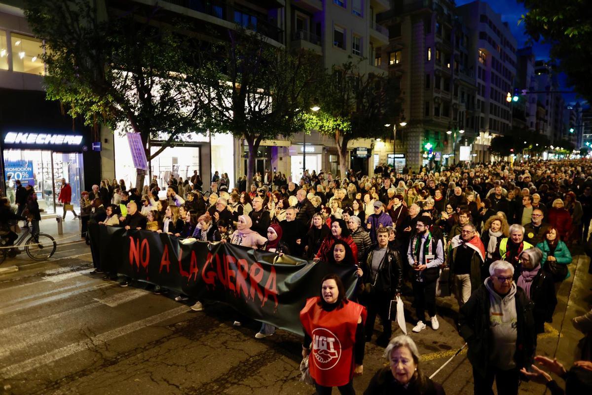 Manifestantes recorren las calles de València en la protesta por la guerra en Oriente Medio