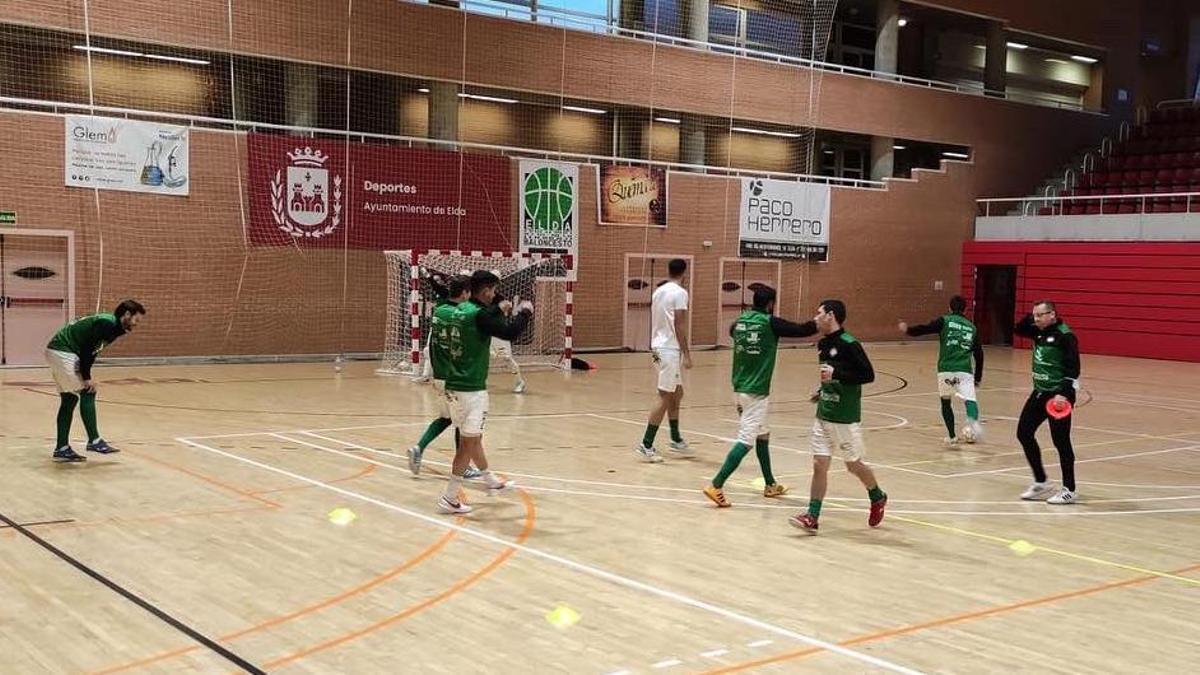 Los jugadores del Jerez calientan antes de su partido.