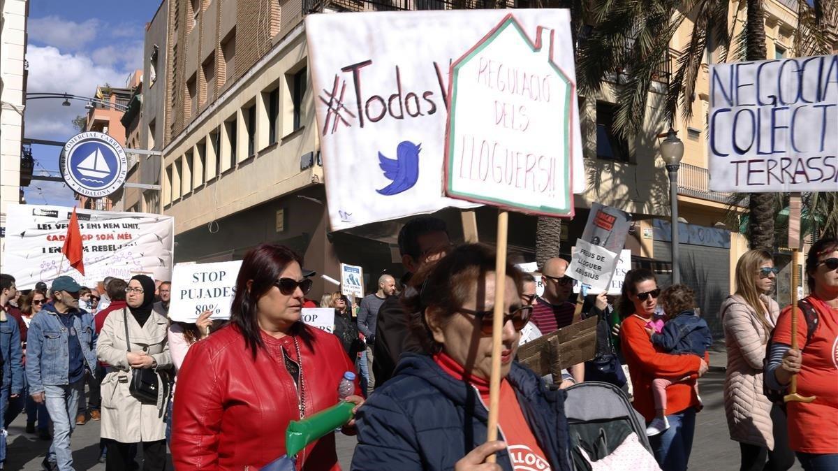 zentauroepp52575901 pla mitj  de manifestants contra el fons voltor azora en la 200301135330