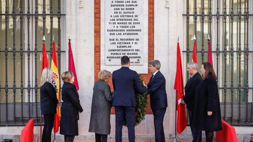 Madrid recuerda a las víctimas del 11-M con una corona de laurel en la Puerta del Sol