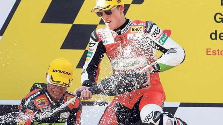 Espargaró festeja su triunfo en el podio de Estoril.