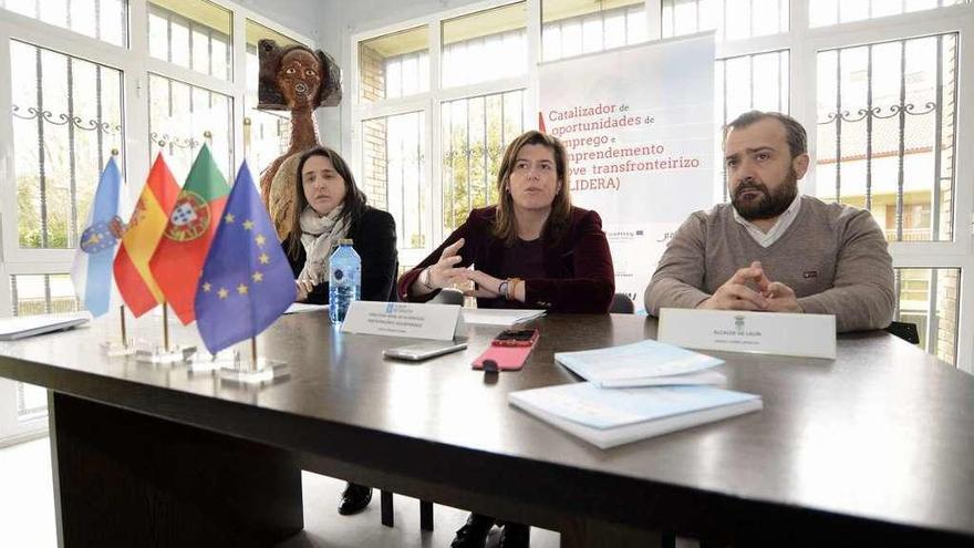 Cecilia Vázquez estuvo acompañada en la presentación por el alcalde de Lalín. // Bernabé/Javier Lalín